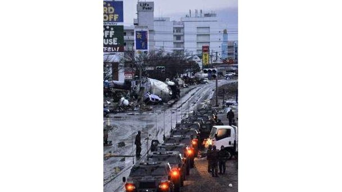 Las Fuerzas de Autodefensa se preparan para trabajar.