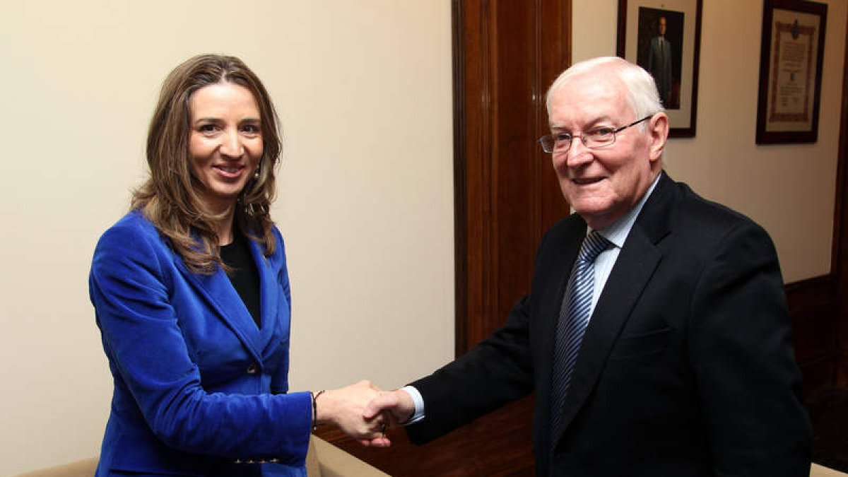 Alicia García, consejera de Turismo, y Víctor García de la Concha.
