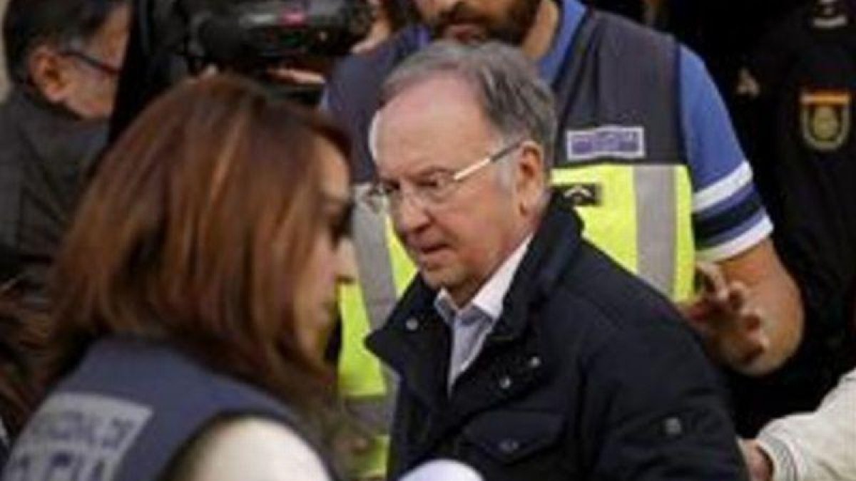 El presidente de Manos Limpias, Miguel Bernard, ayer, el pasado viernes, acompañado por la policía.