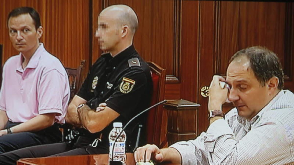 José Bretón observa en el juicio a su cuñado, José Ortega, mientras éste declaraba.