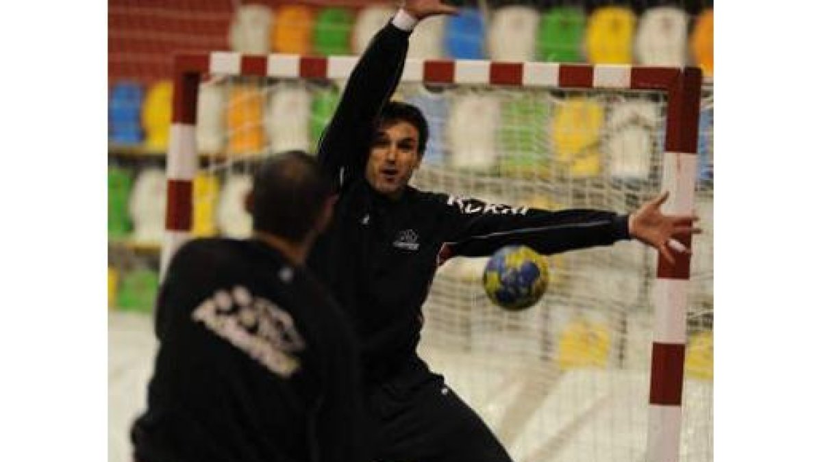 Vicente Álamo durante un entrenamiento del Ademar.