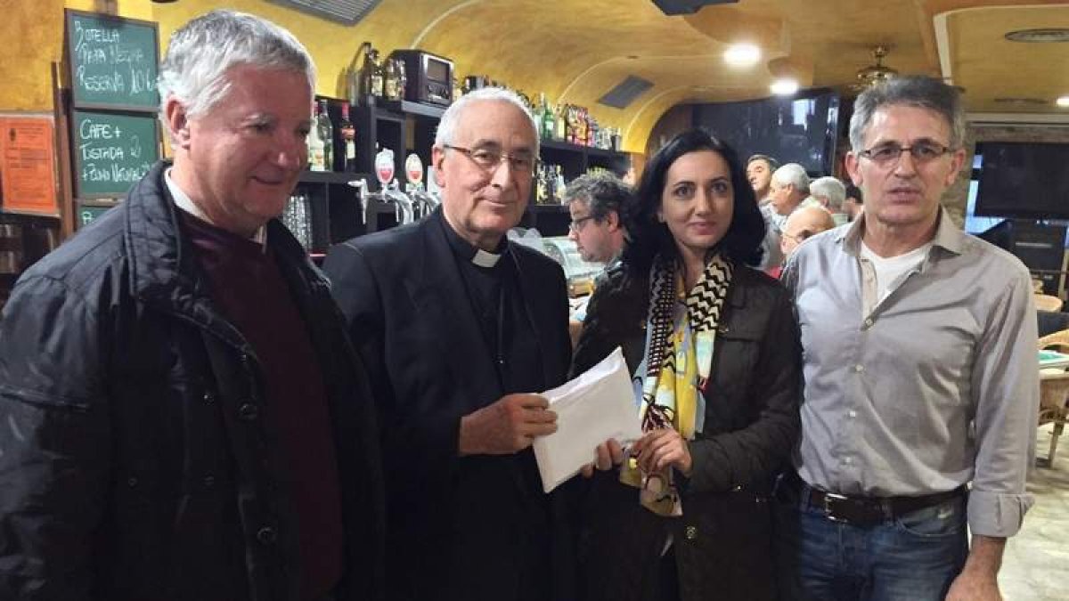 La alcaldesa, Alicia Gallego, entregó la recaudación a los miembros de Cáritas.
