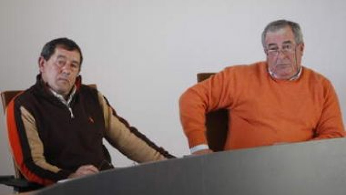 Los dos concejales de Sariegos Despierta, Domingo García y Carlos Enrique.