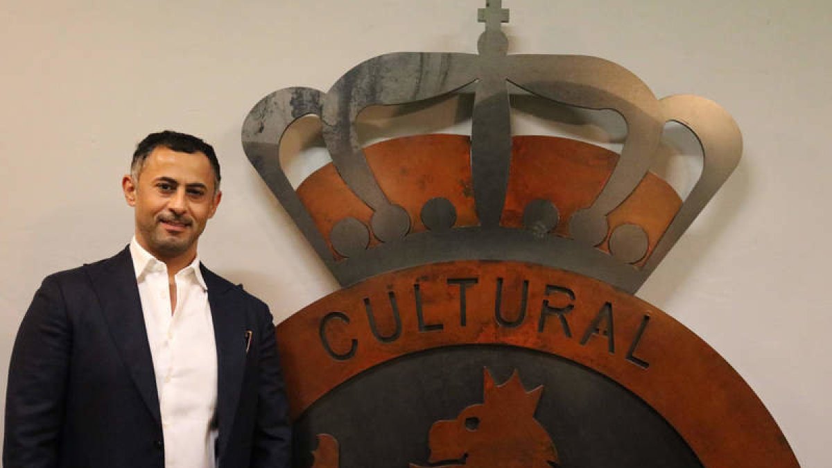 Mohd Khalifa ante el escudo de la Cultural. CULTURAL