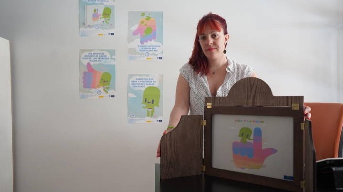 La responsable de actividades de prevención y sensibilización de Adavas, Lucía Lorenzana, muestra ‘La regla de Kiko’. JONATHAN NOTARIO