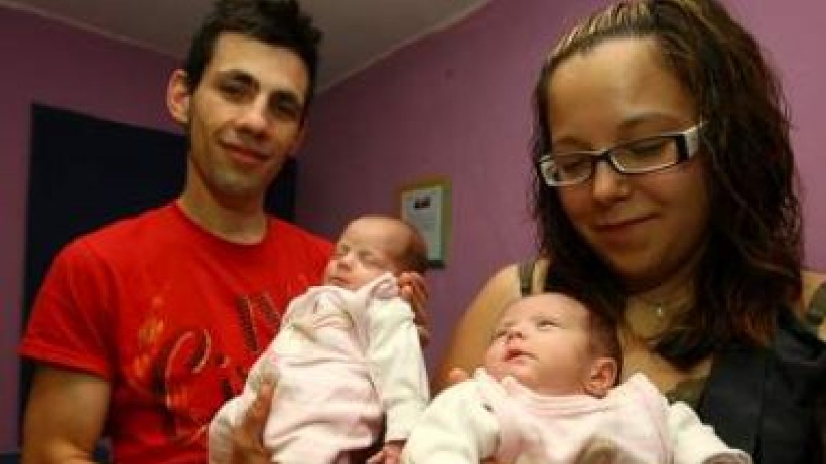 Alejandro y Erika muestran a sus dos hijas, que son gemelas idénticas, ya que comparten el mismo ADN
