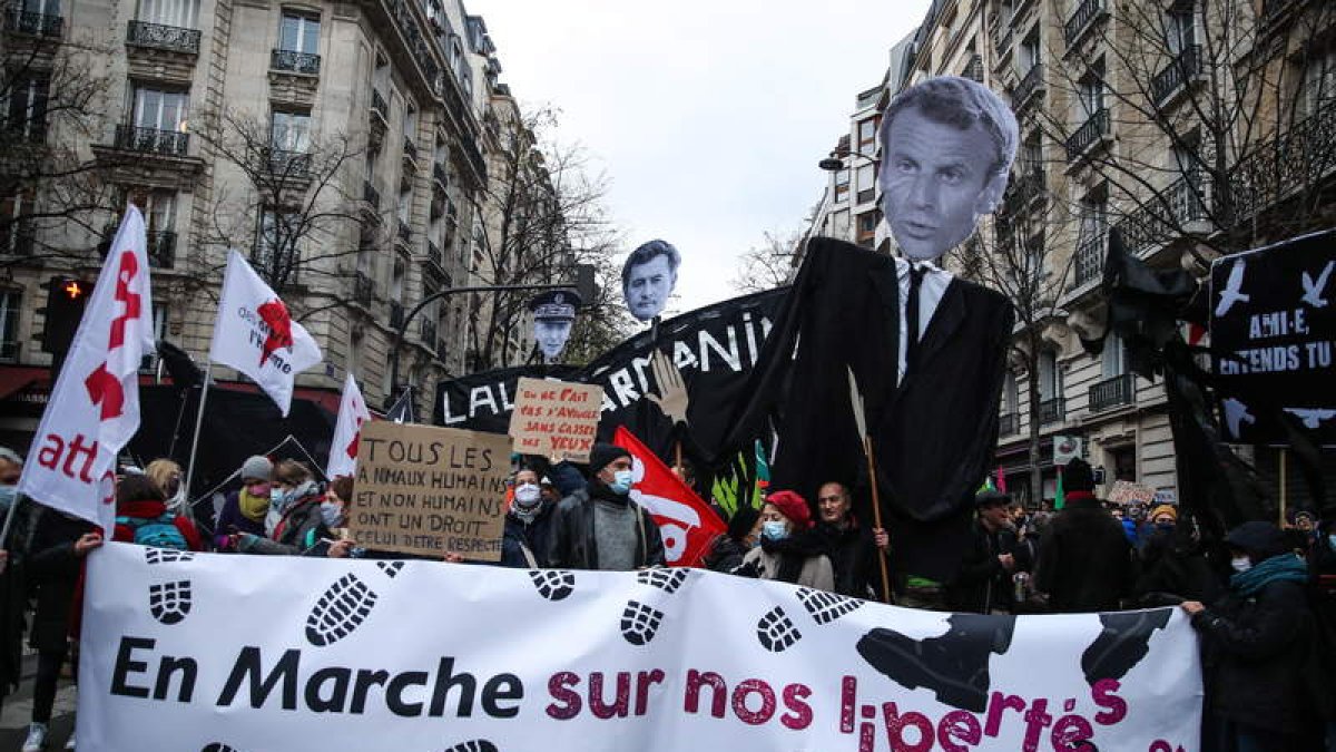 Protestas ayer en París contra Macron. MOHAMMED BADRA