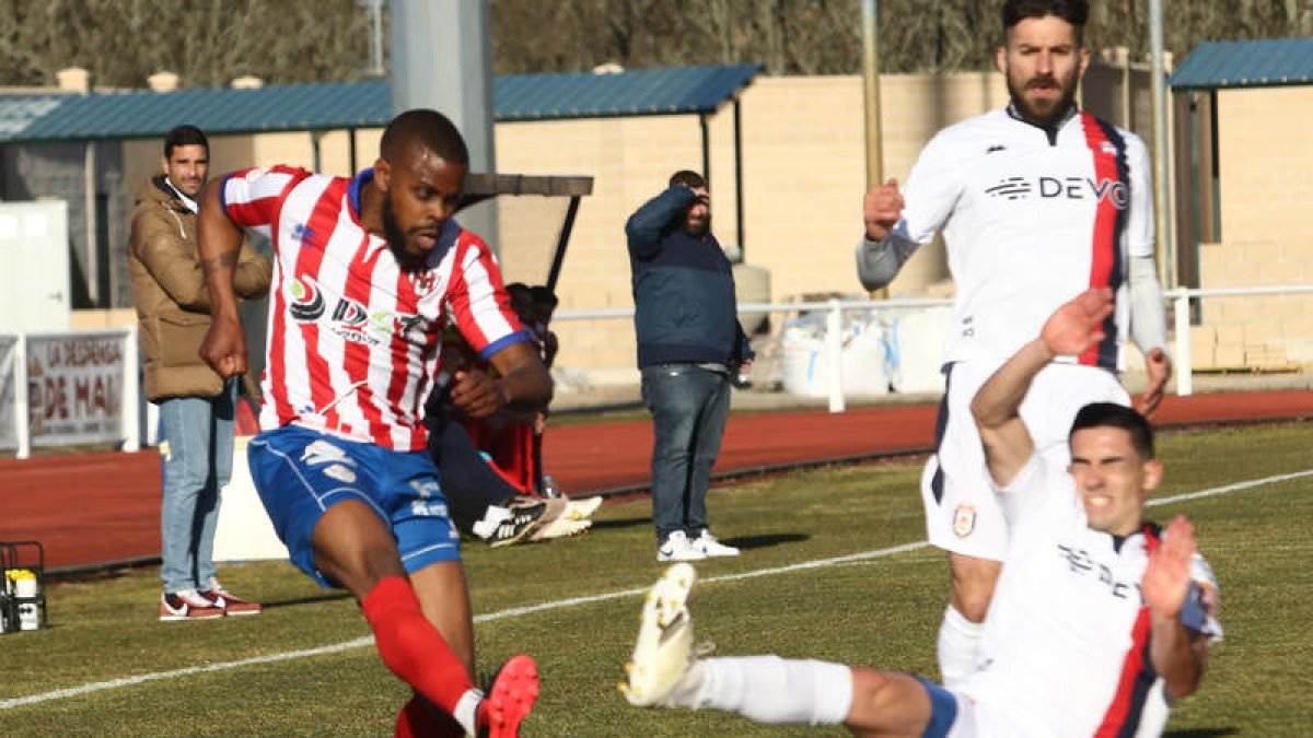 Los rojiblancos nunca volvieron la cara al partido buscando la portería abulense. L. DE LA MATA