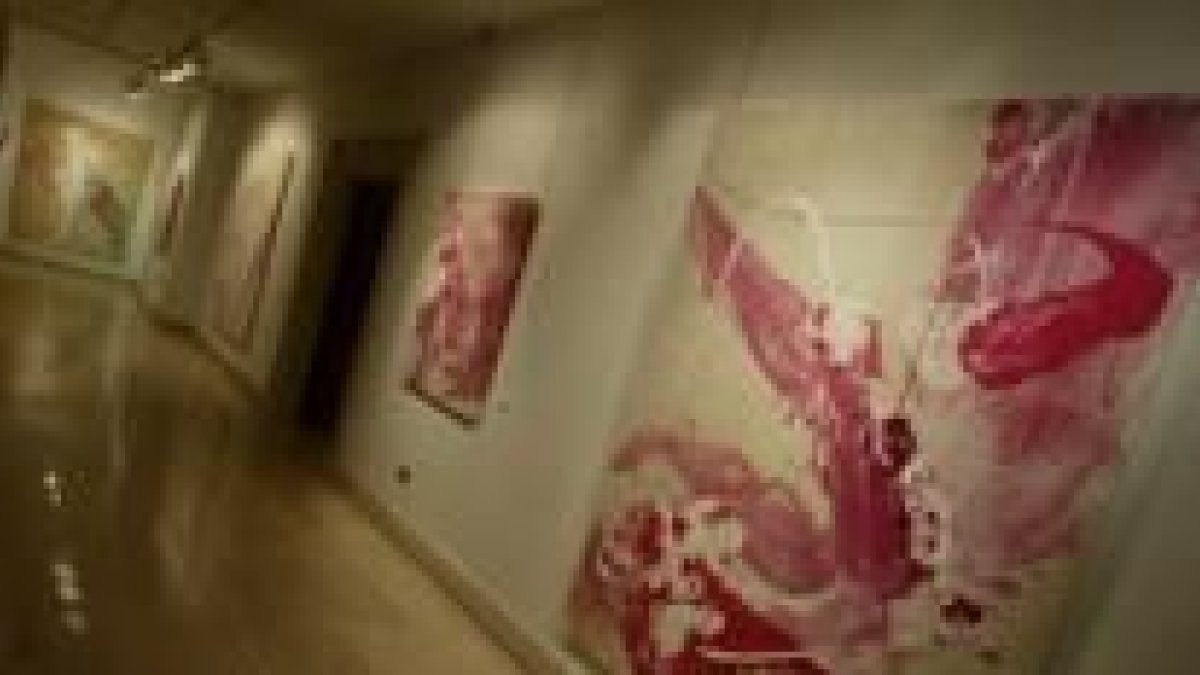Algunas de las obras que el pintor Filippos Tsitsopoulos expone en la Casa de las Carnicerías