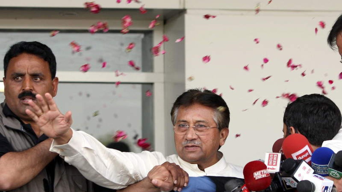 El expresidente Pervez Musharraf se dirige a sus seguidores a su llegada a Karachi.