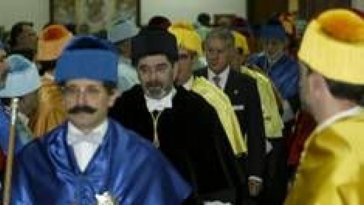 El rector de la Universidad leonesa, Ángel Penas, presidió la comitiva que inauguró el nuevo curso
