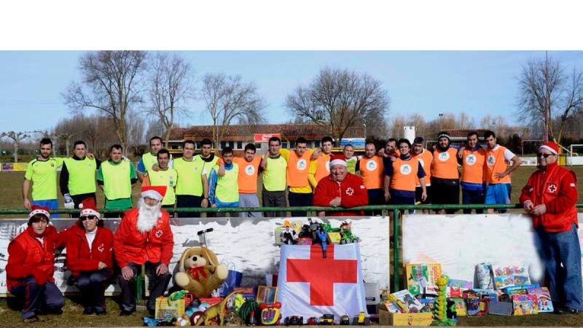 Los organizadores y participantes en la carrera de ayer posan con todos los juguetes recogidos durante la jornada.