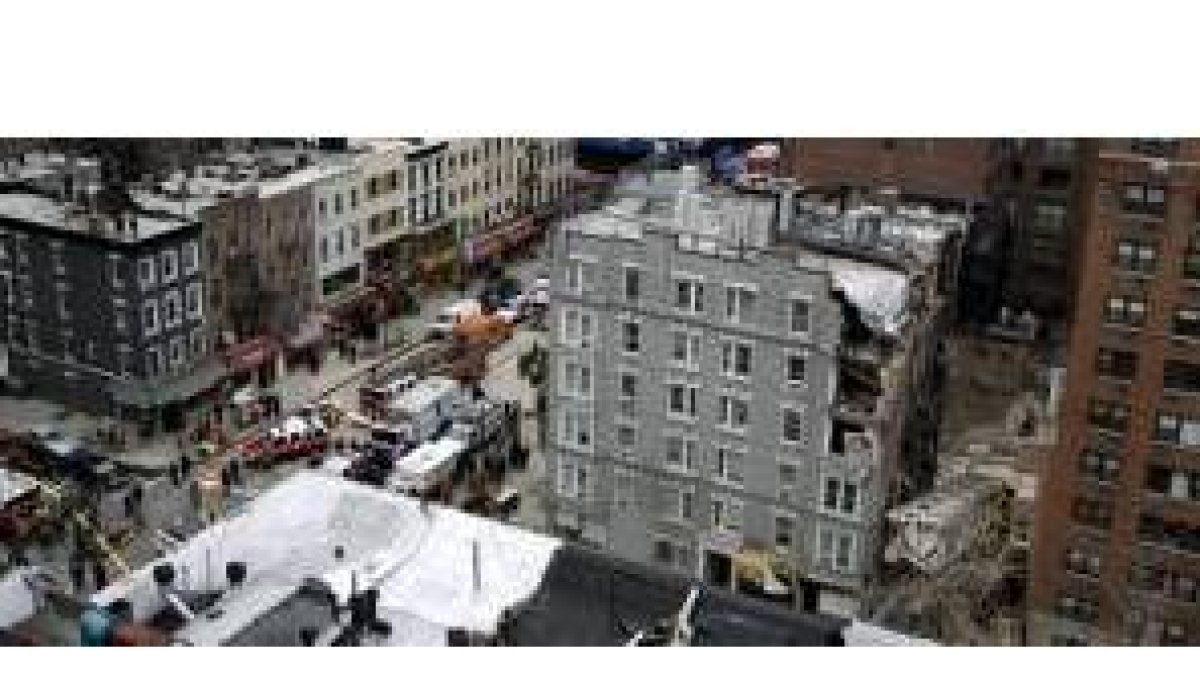 Panorámica del lugar en el que la grúa en su caída destrozó un edificio de apartamentos