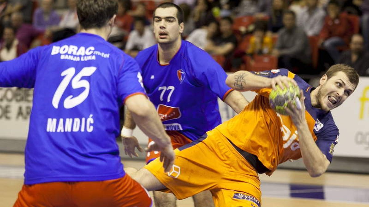 Vladimir Vranjes, con el número 77, en un partido de competición europea la pasada campaña ante el Caja3 Aragón.