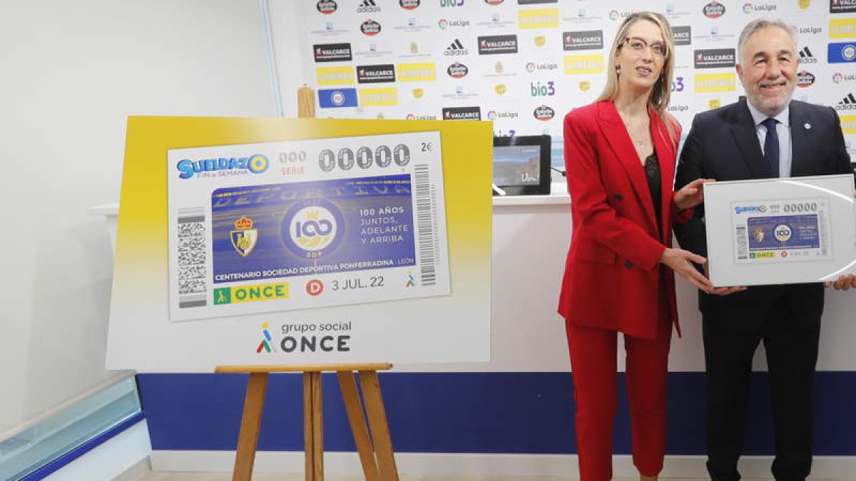 Alejandra Rodríguez y José Silvano, en la presentación del cupón dedicado al Centenario. L. DE LA MATA