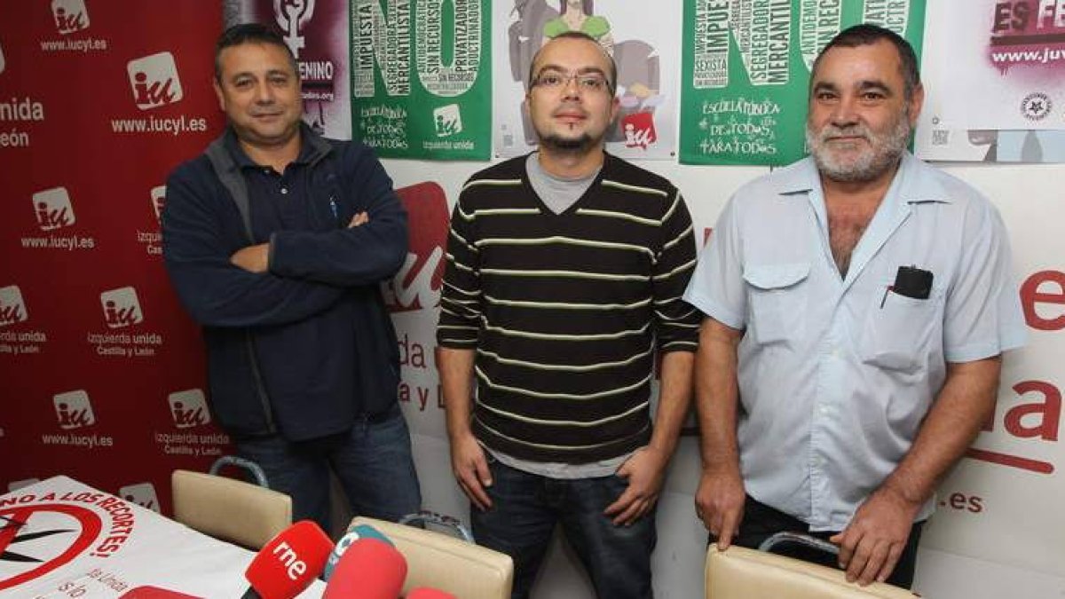 Fito Vázquez, en el centro, flanqueado por otros dos miembros de la coalición.