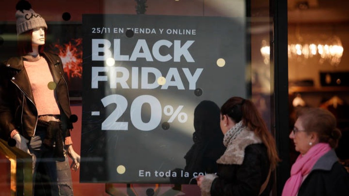 Cartel en un comercio de León que anuncia el Black Friday. RAMIRO