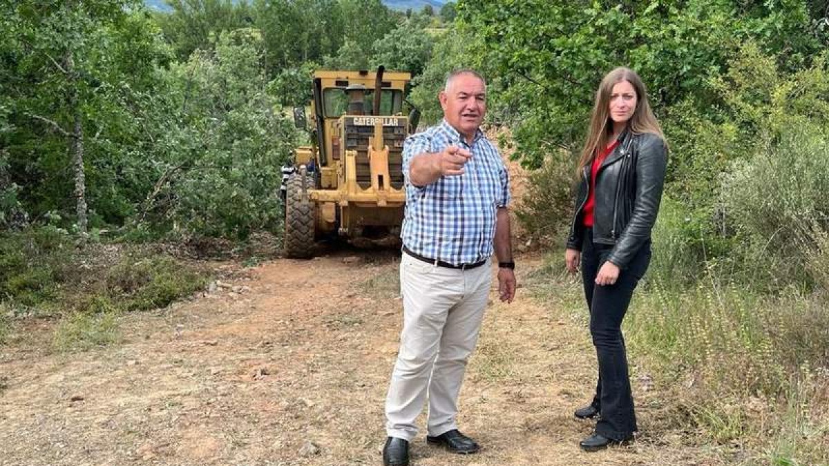 Ester Muñoz, con el candidato en Castropodame, en una foto facilitada por el PP. DL