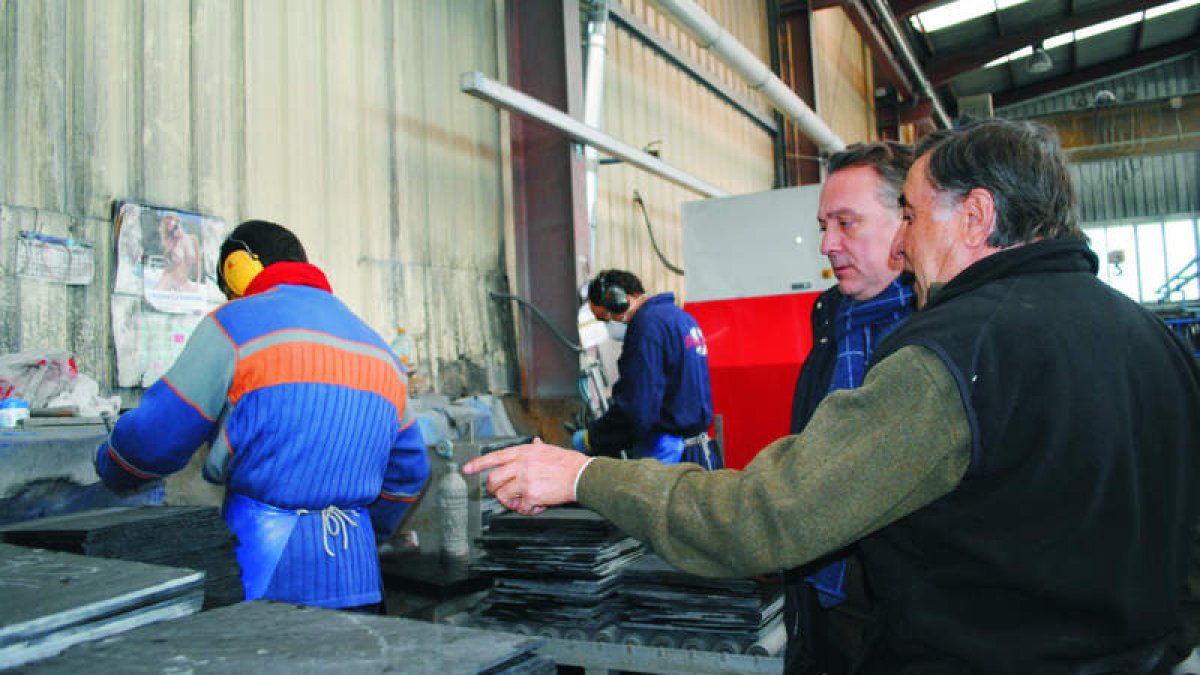 Alfredo Prada visitó ayer una empresa pizarrera en el municipio de Encinedo.