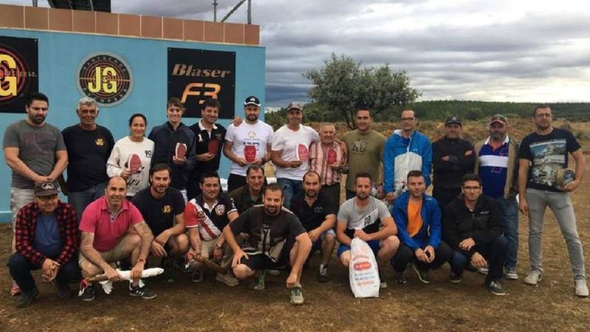 Foto de familia de los ganadores y participantes en el Provincial de recorridos de caza. CLUB DE TIRO CAMPIZOS