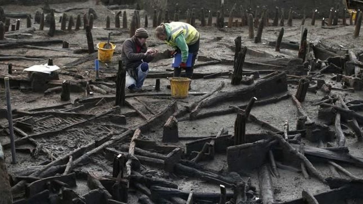 Arqueólogos trabajan en el yacimiento de la edad de bronce cercano a Peterborough, en Inglaterra.