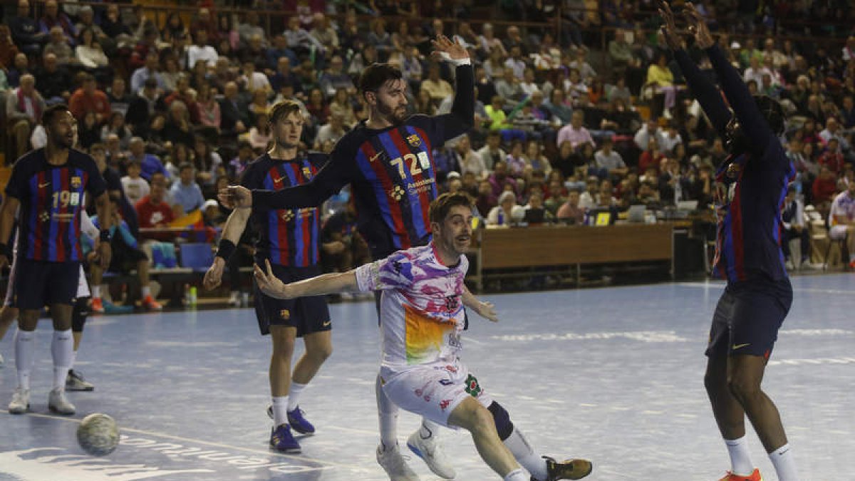 El Ademar necesita que Sinfín no le mande por el lado del cuadro del Barcelona en la Copa del Rey para tener una vida extra. FERNANDO OTERO