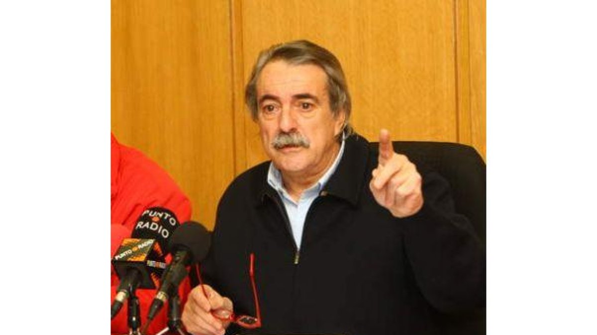 Antonio Canedo durante un pleno en Camponaraya.