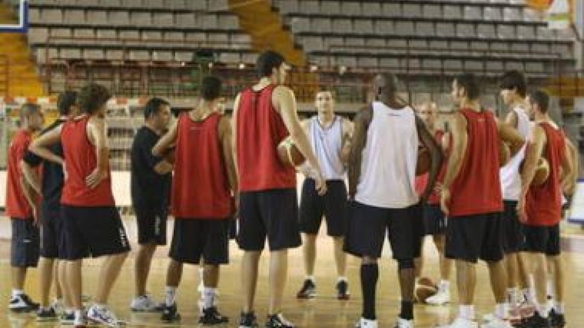 De Grado, junto a los jugadores del primer equipo, en un entrenamiento en el Palacio.
