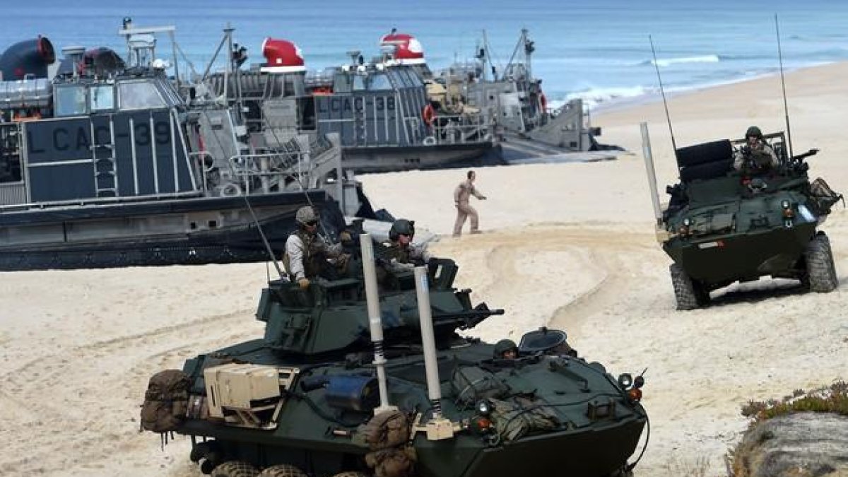 Desembarco de marines de EEUU en la playa de Pinheiro, al sur de Lisboa.
