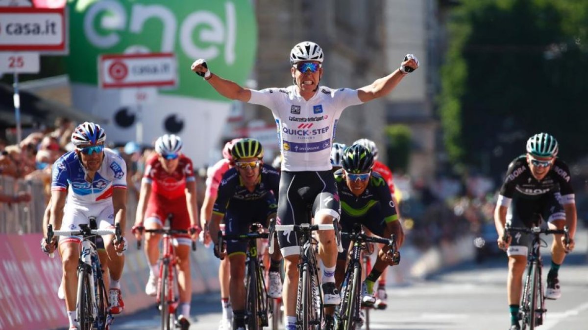 Bob Jungels se impone al esprint por delante de Nairo Quintana.