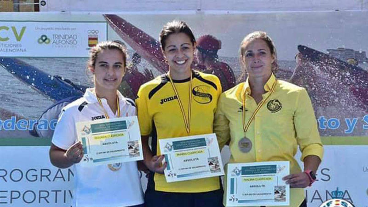 Raquel Carbajo en lo alto del podio tras imponerse en el Nacional de larga distancia. DL