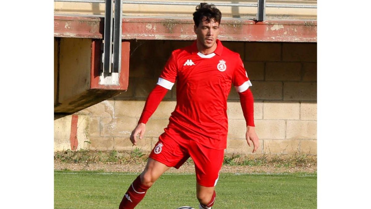 Guarrotxena, durante uno de los amistosos que ha disputado la Cultural en pretemporada. MARCIANO PÉREZ