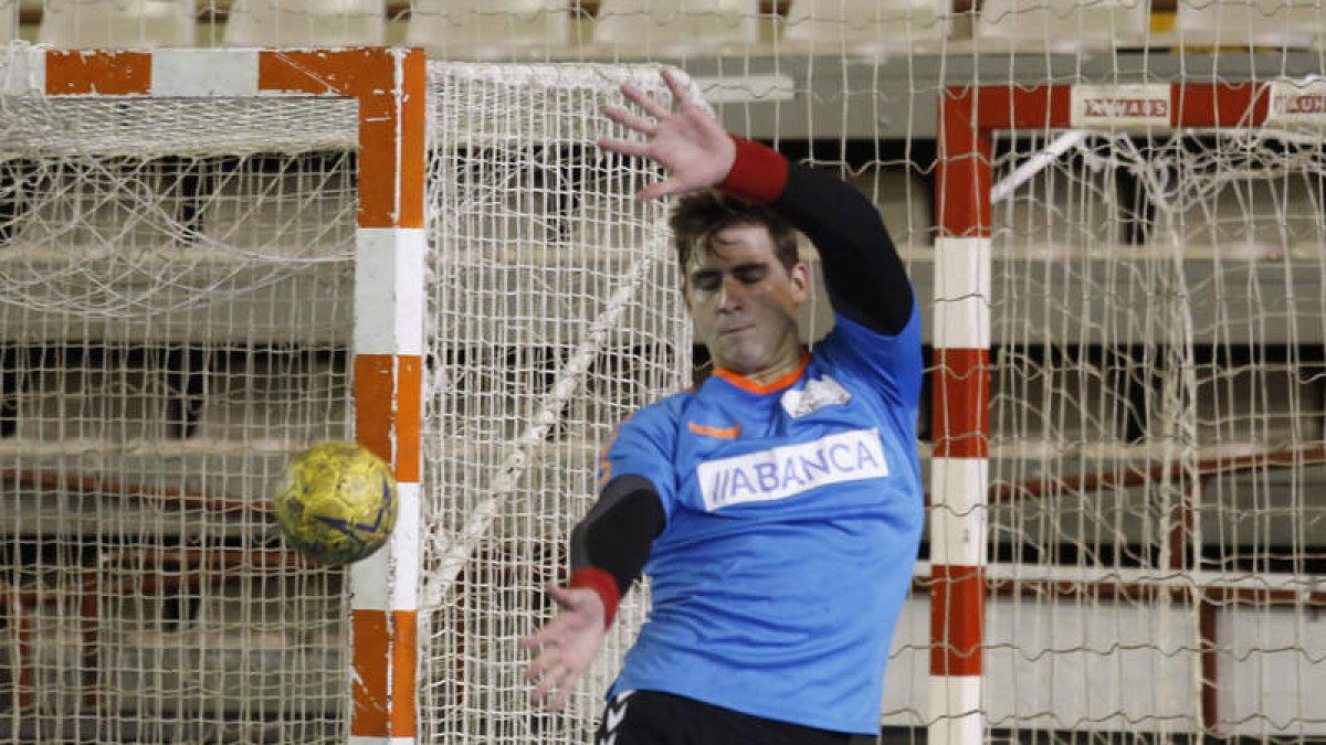 El meta del Abanca Ademar, Nacho Biosca, durante un entrenamiento en el Palacio. MARCIANO PÉREZ