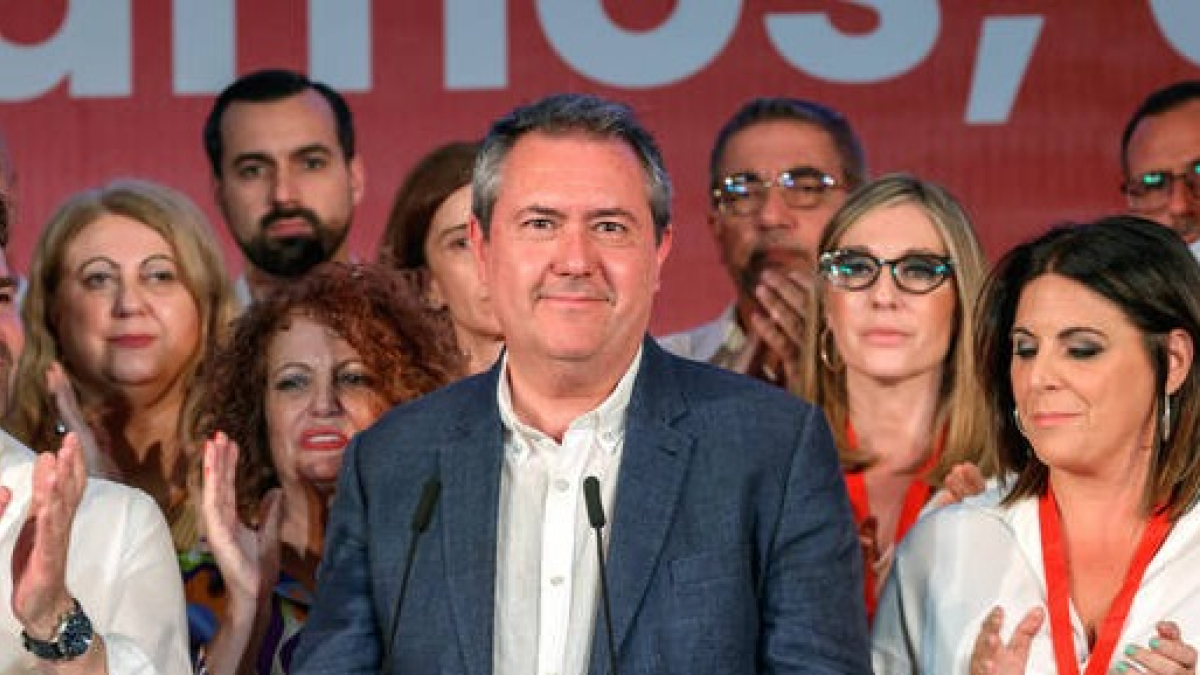 El candidato del PSOE, Juan Espadas, comparece ante los medios. JULIO MUÑOZ