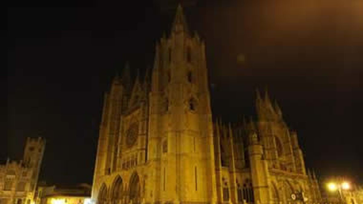 La Catedral de León, impresionante durante la hora en la que apagó sus luces.