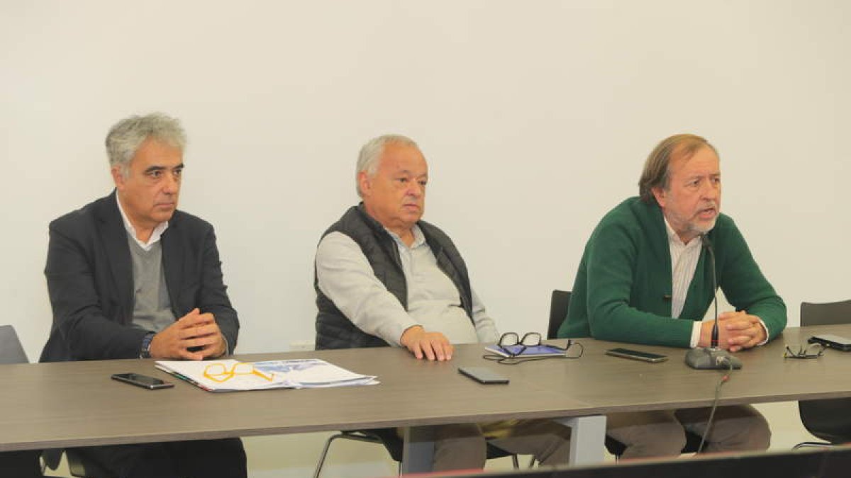 Gonzalo Santonja, ayer, en la Casa del Parque, con los directores de Patrimonio y Turismo. L. DE LA MATA