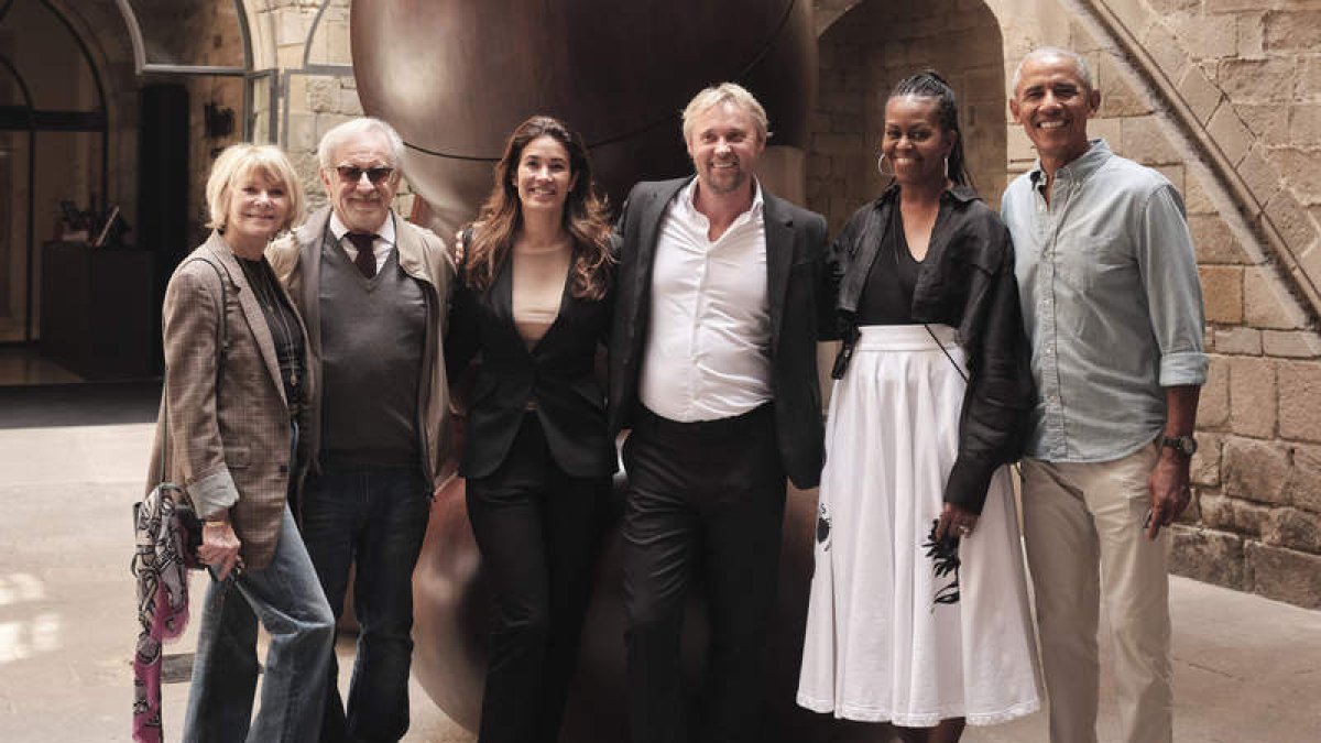 Los Obama y los Spielberg en el museo MoCo. A la derecha, Bruce Springsteen en el hotel Florida. MARC MEDINA GISBERT / MARTA PÉREZ