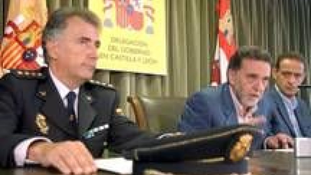 El delegado de Gobierno en la comunidad, Miguel Alejo, en el centro, señala el éxito de la operación