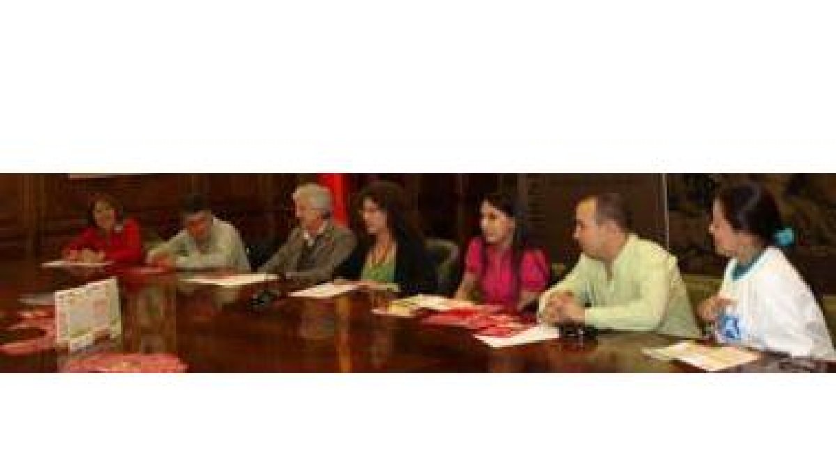 La concejala Teresa Gutiérrez, en el centro, durante la presentación del programa de salud dirigido