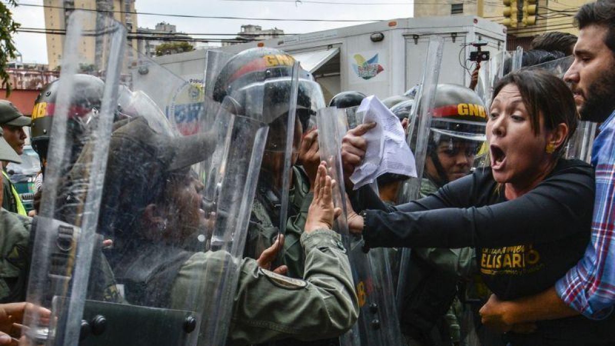 La diputada opositora Amelia Belisario se encara con la policía, en una protesta ante el Supremo, el jueves en Caracas.