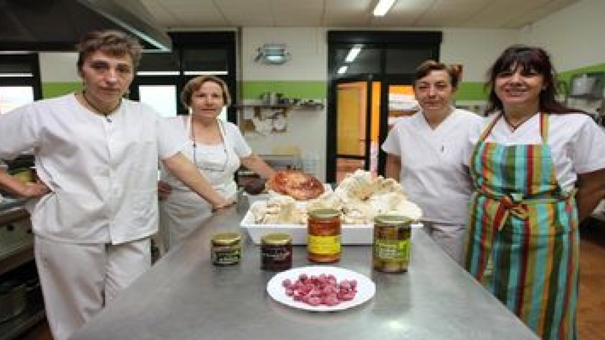 Carmen Ares, Luci Abajo, Encarna Ares y Visi Ares, en la cocina de El Monte de Tabuyo.