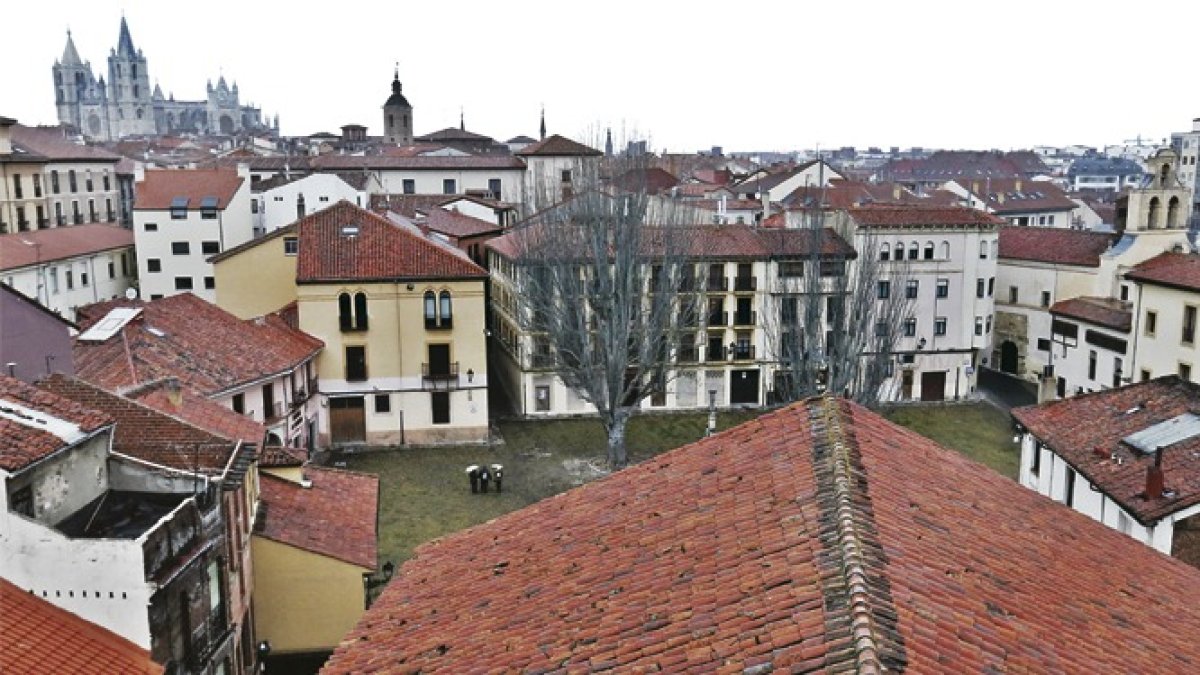 El casco histórico de León, que censa una población de menos de 5.000 personas, presenta un tejido económico marcado por la preponderancia de la hostelería. RAMIRO