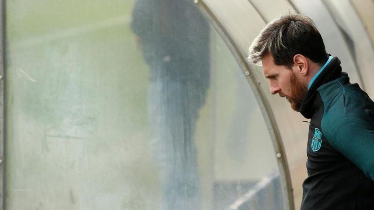 Messi entra en la ciudad deportiva de Sant Joan Despí antes del duelo con el Borussia.