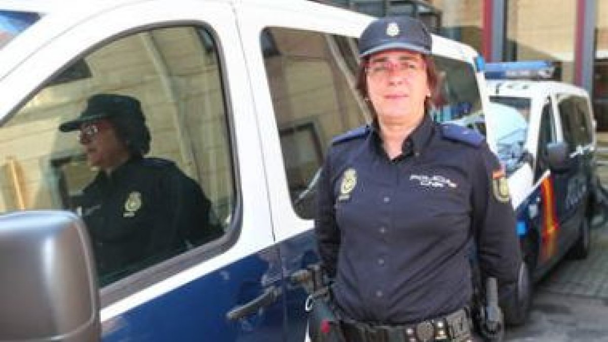 Esther Montiel es la policía nacional más antigua en la Comisaría de León.
