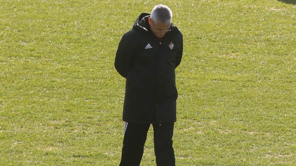 Fabri, pensativo sobre el césped de el Anexo de El Toralín durante un entrenamiento de la Ponferradina. L. DE LA MATA