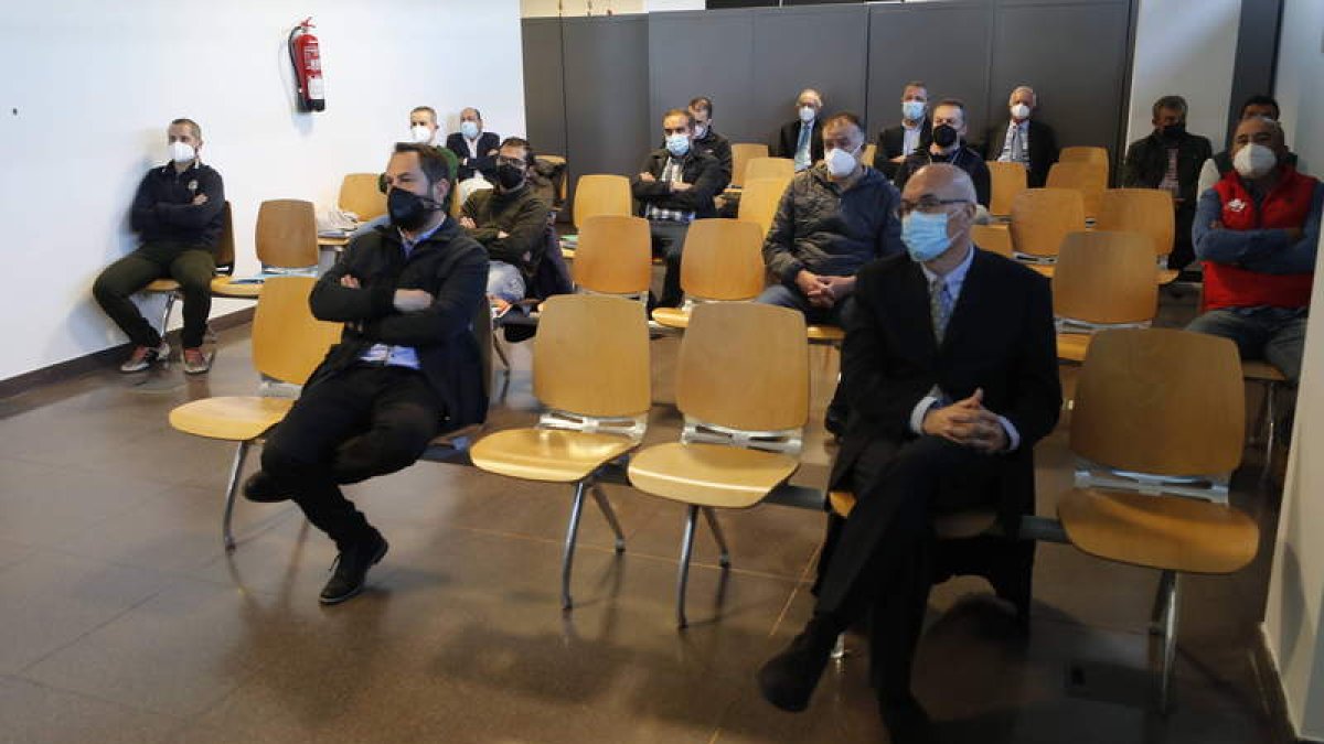 Los acusados en el juicio por el accidente del Pozo Emilio, en la sala que se habilitó para cumplir las medidas de seguridad. RAMIRO