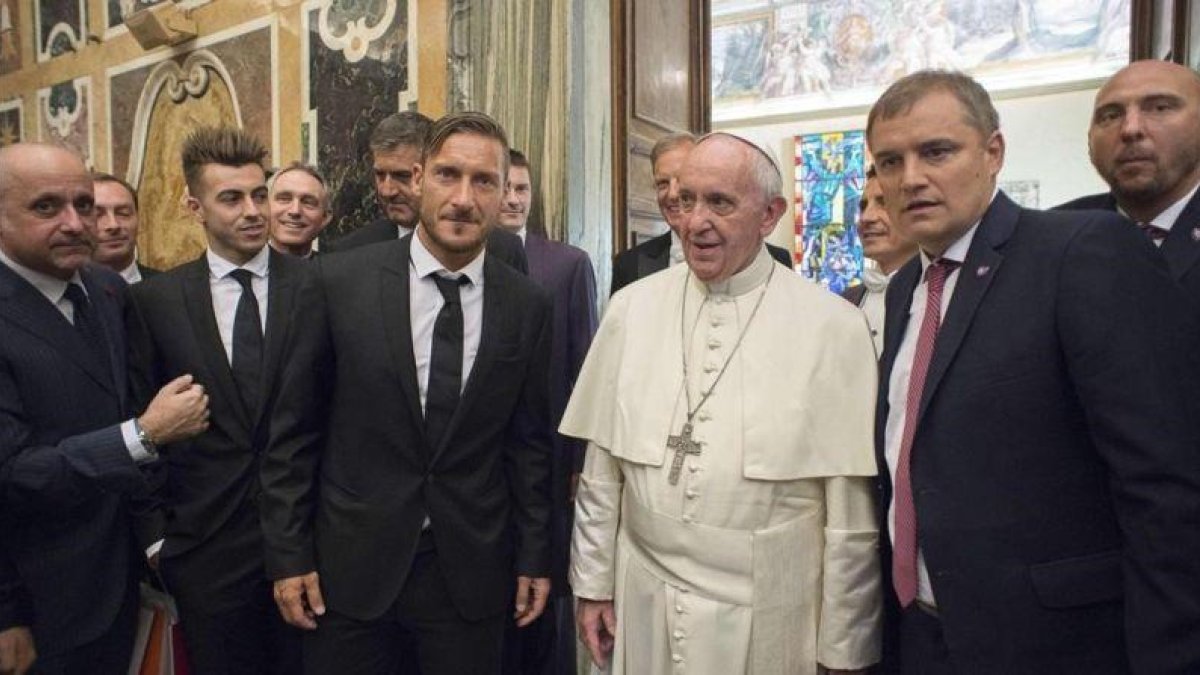 Francesco Totti, junto al papa Francisco, durante la recepción en el Vaticano del pontífice a los equipos de la Roma y el San Lorenzo de Almagro. Ambos equipos disputarán un amistoso a beneficio de las víctimas del terremoto del pasado 24 de agosto.