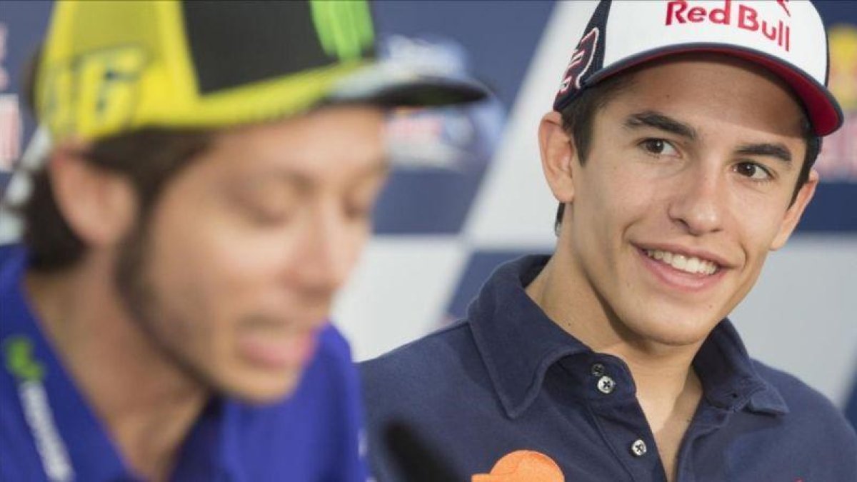 Marc Márquez sonrie, en Argentina, escuchando las explicaciones de Valentino Rossi.