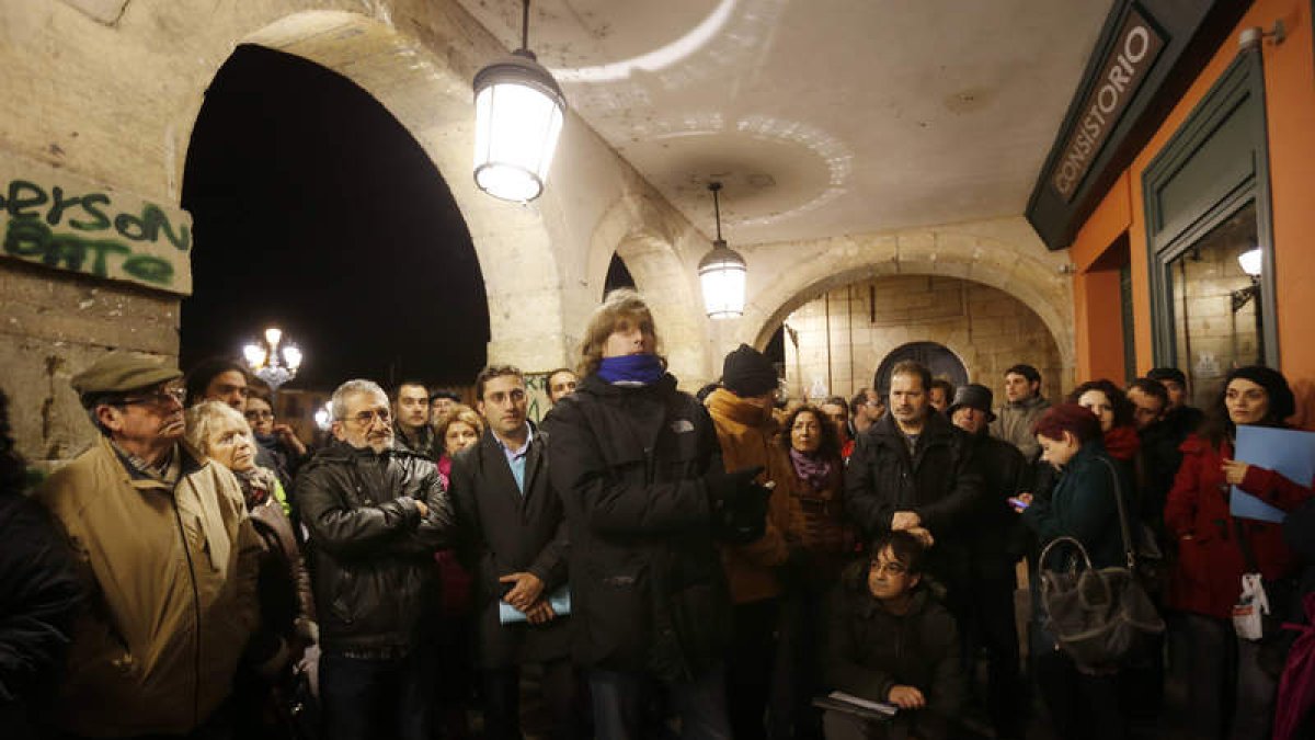 Pablo Fernández, en el centro, valora presentarse a la secretaría autonómica de Podemos.