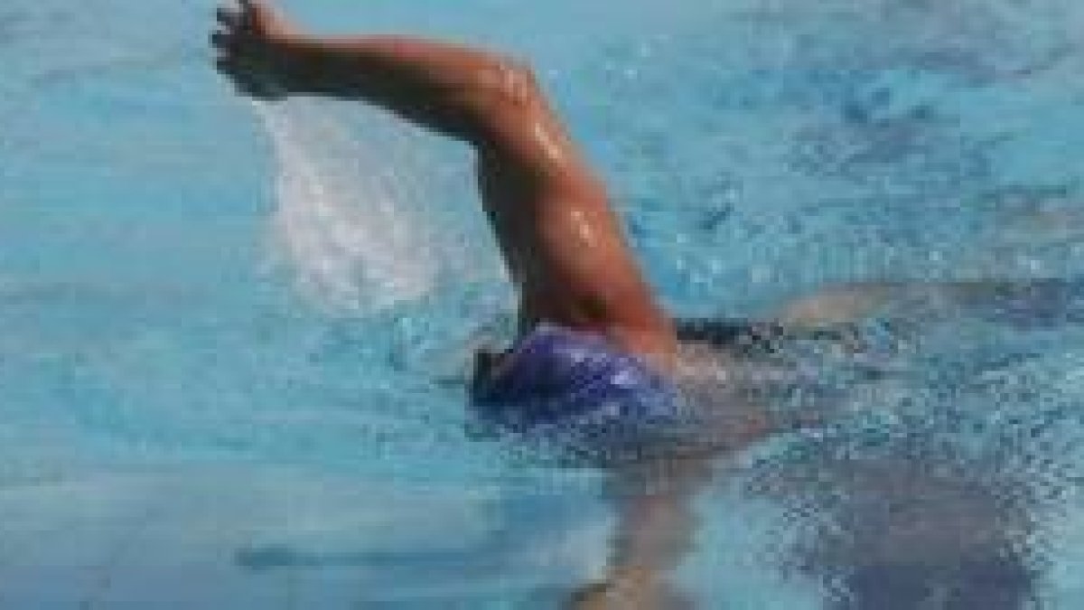 Un bañista disfruta del agua mientras tonifica su cuerpo